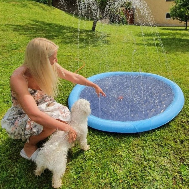 WoofSplash™ - Virkistävä koiran sumutinmatto